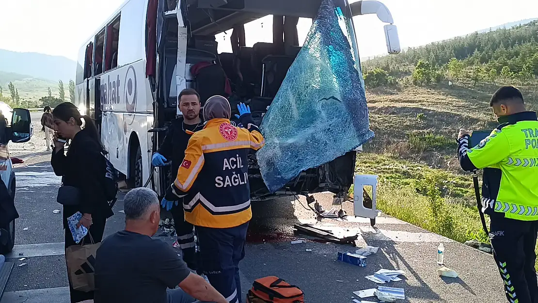 Afyonkarahisar- Antalya kara yolunda kaza: 17 yaralı var!