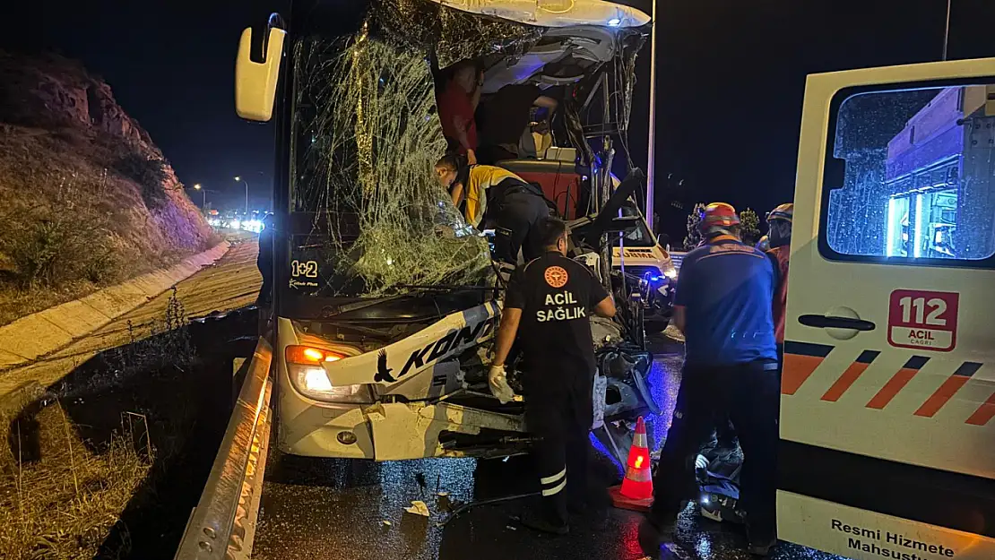 Afyonkarahisar'da yolcu otobüsü ile tır çarpıştı