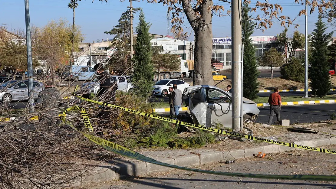 Ağaca çarpan otomobil ikiye bölündü! Feci kazada 2 çocuk hayatını kaybetti