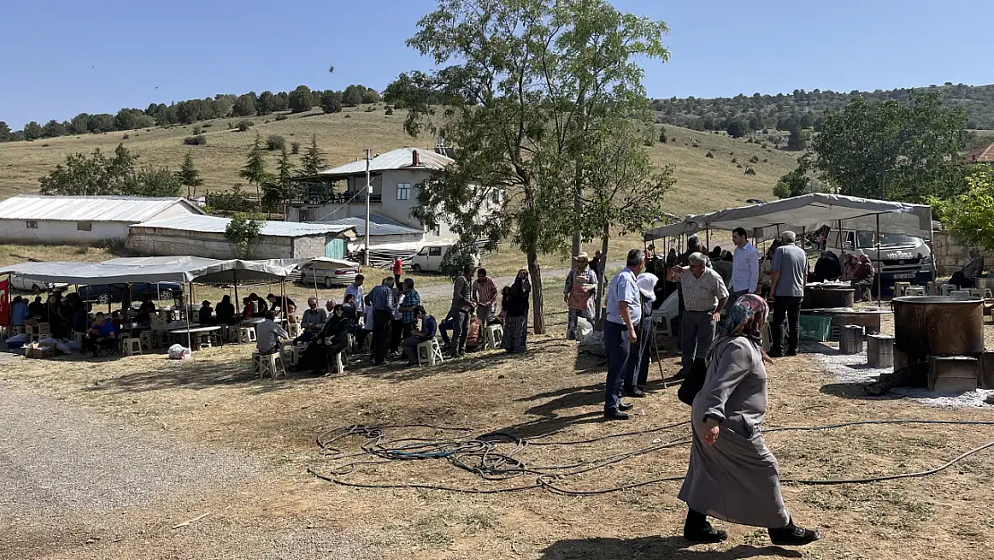 Ağrı'da oğlu şehit olan anne, gururunu mahalleliyle paylaştı