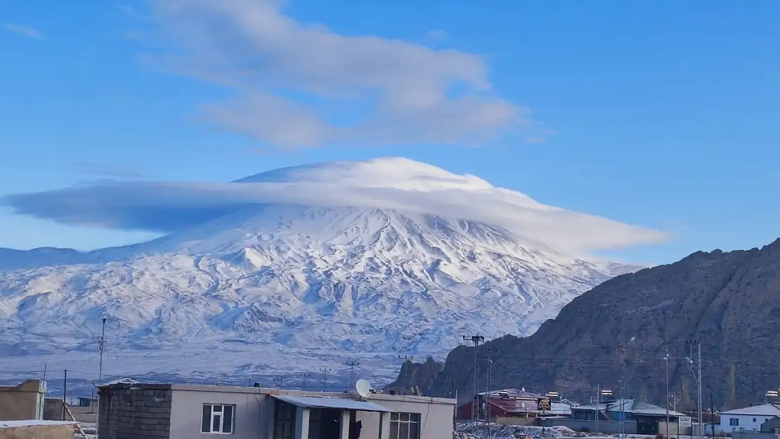 Ağrı Dağı buluttan şapkasını taktı