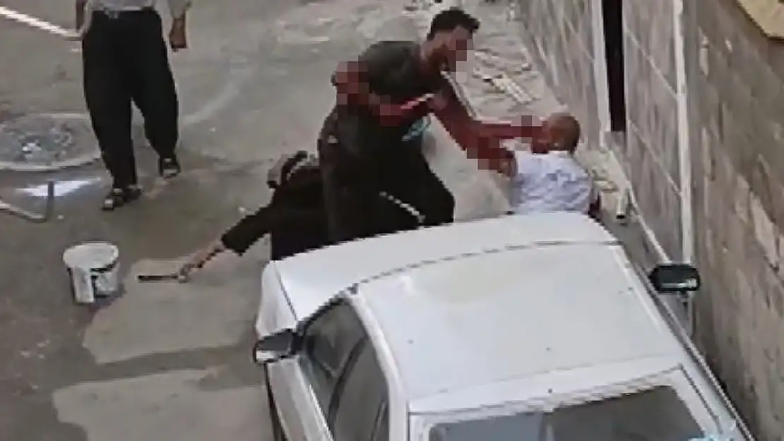 Aile vahşeti! Annesini tekmeleyip, ağabeyinin boğazını keserek öldürdü