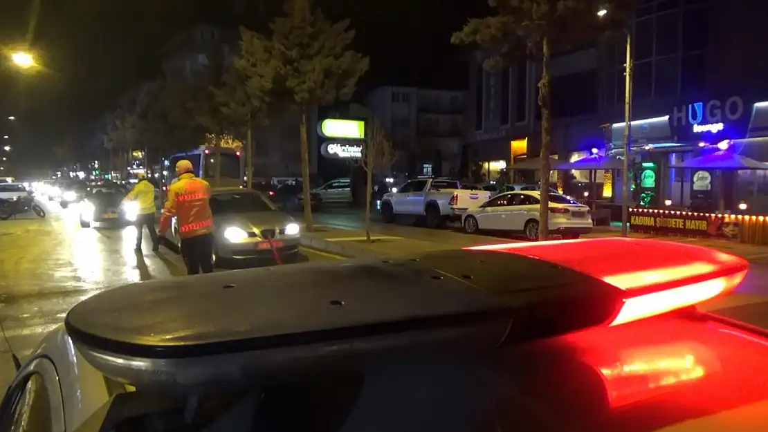 Aksaray'da trafik ekipleri gece uygulamalarını sürdürüyor