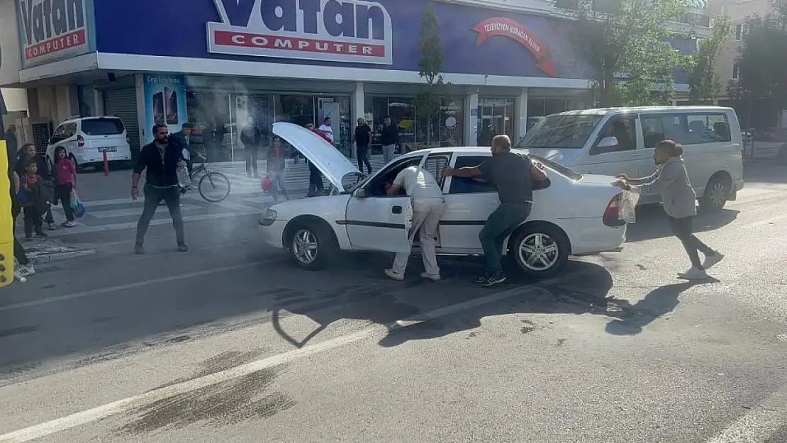 Aksaray'da yürekler ağza geldi! Seyir halindeki otomobil yandı!