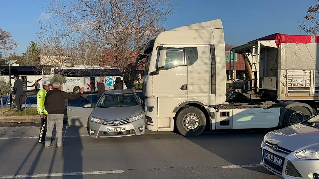 Aksaray'dan Konya istikametinde giden tır otomobile arkadan çarptı: Çok sayıda yaralı var!