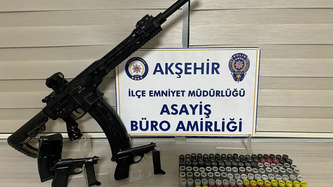 Akşehir'de yakalanan araçtan tabanca ve tüfek çıktı