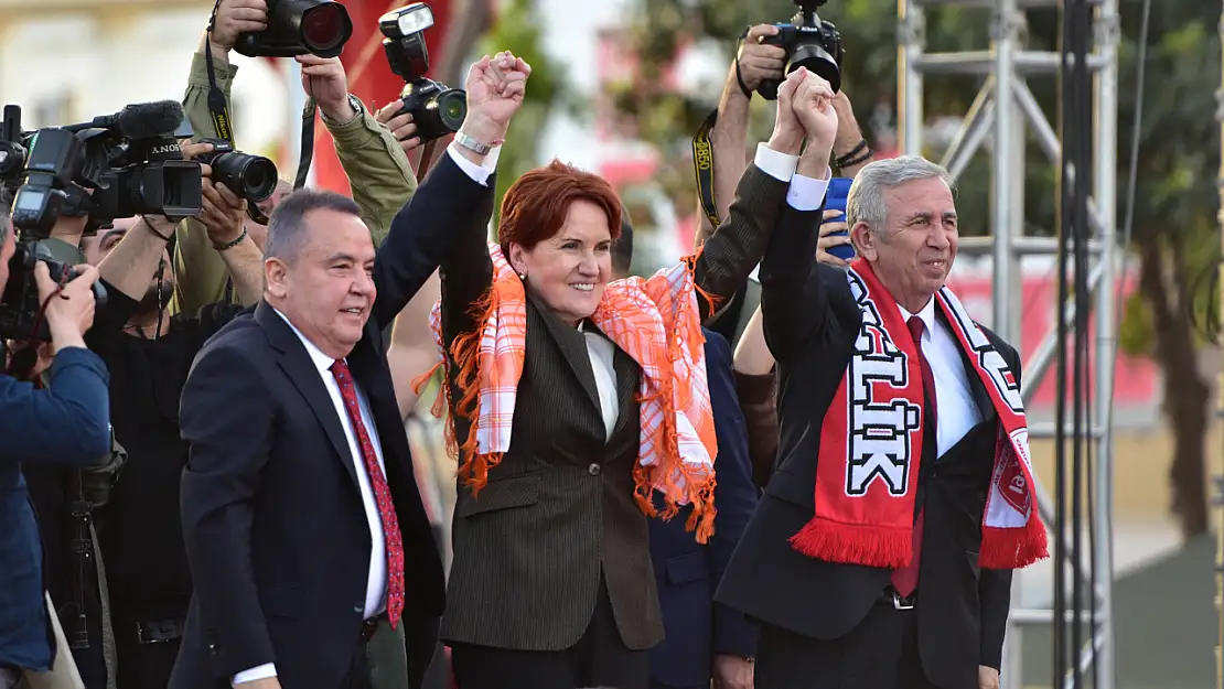 Akşener,  Hem İYİ Parti'ye hem de sayın Kılıçdaroğlu'na oy istemek için karşınızdayız.'