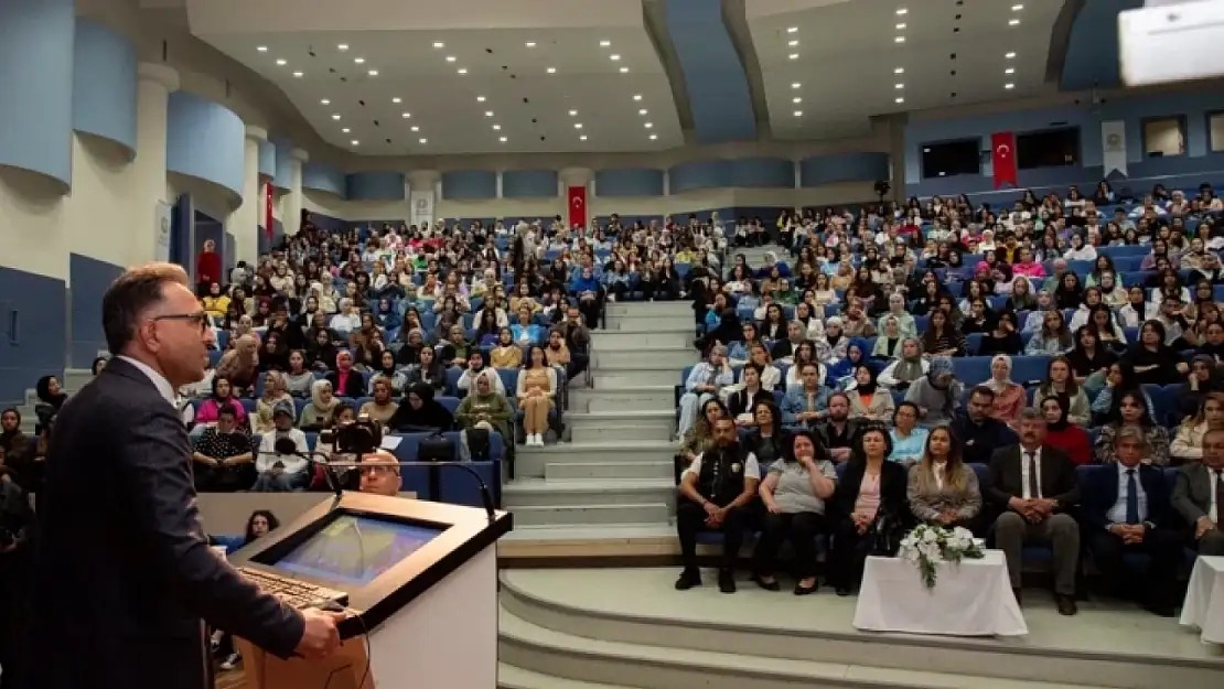 Selçuk Üniversitesi'nden örnek davranış: Bağımlılıkla mücadele konferansı yapıldı!