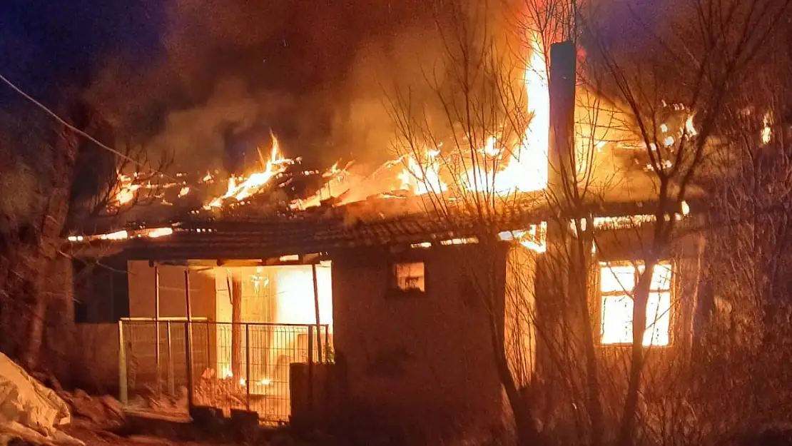 Alev topuna dönen evde, yaşlı  kadın hayatını kaybetti