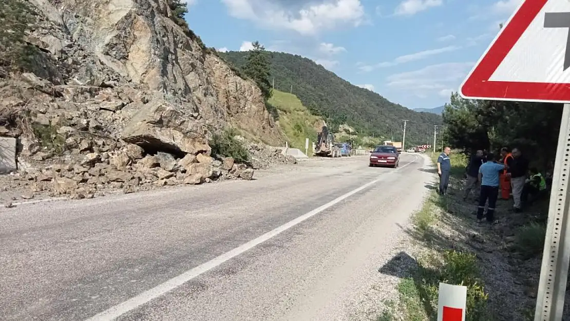 Allah korudu. Dağdan kopan kaya parçaları yolu kapattı