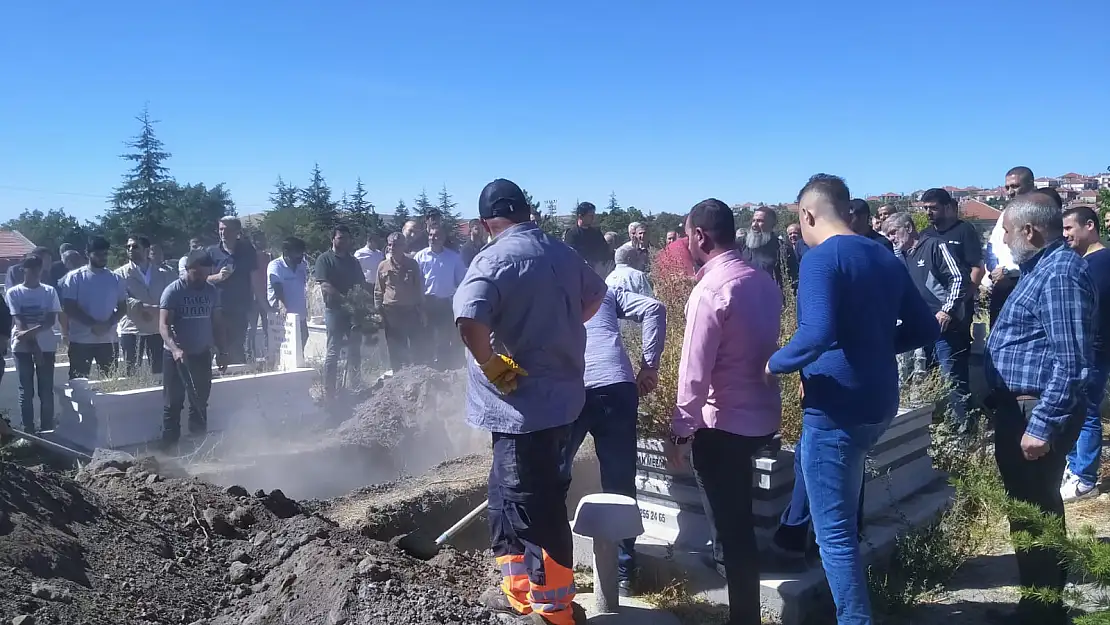 Almanya'da nehirde boğulan baba ve oğlunun cenazesi Konya'da toprağa verildi