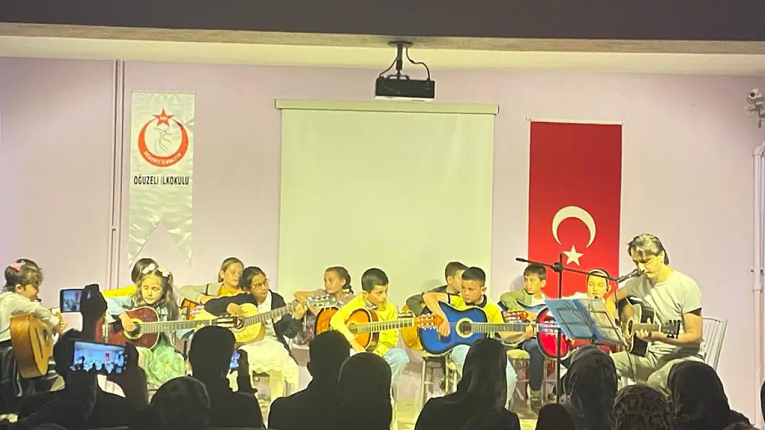 Altınekinli öğrenciler gitarla ilk kez tanıştı.