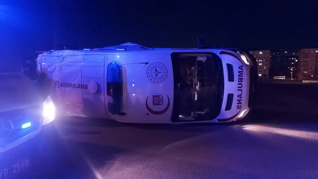 Ambulans hasta almaya giderken kaza yaptı! 5 yaralı