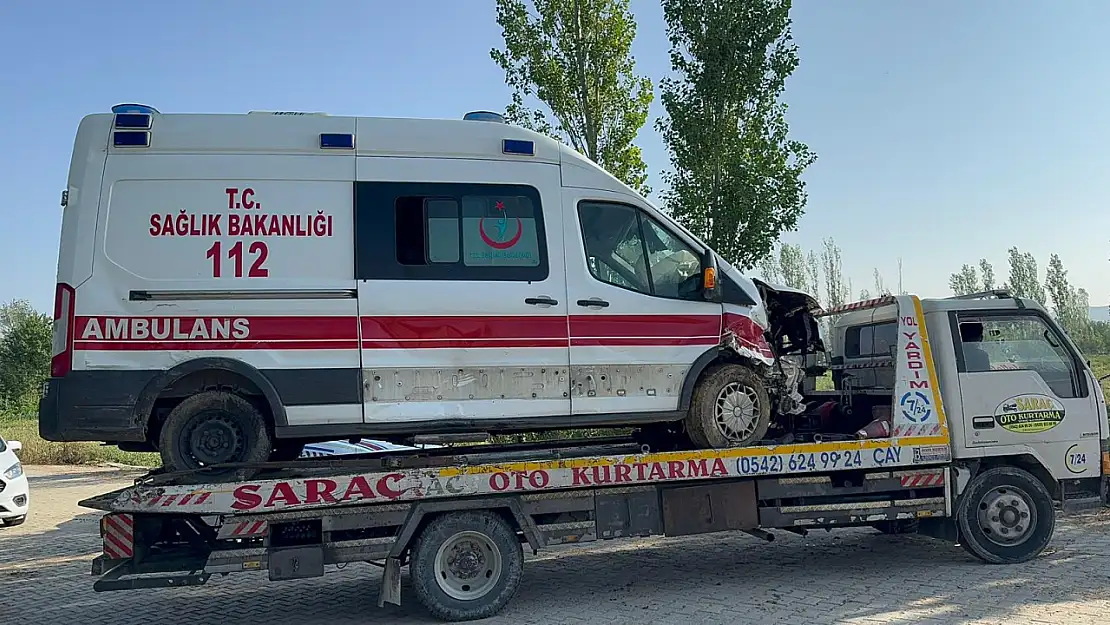 Ambulans ile otomobil çarpıştı