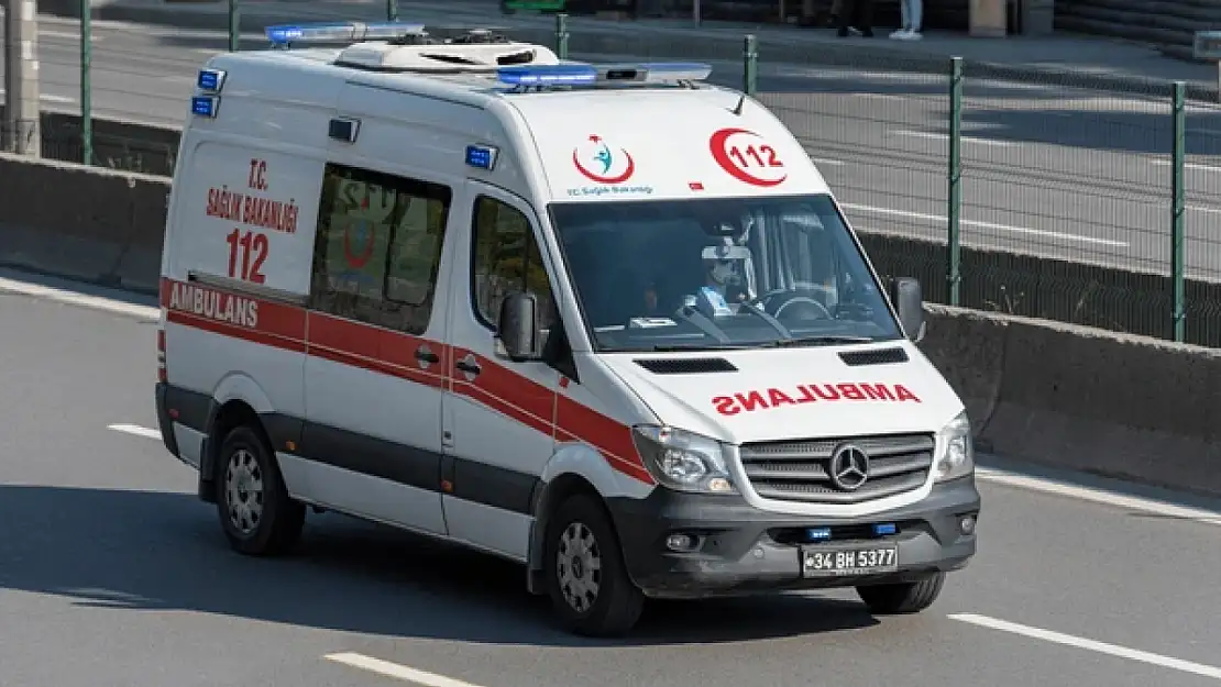 Ambulans ile otomobil çarpıştı: 1 ölü, 3 yaralı