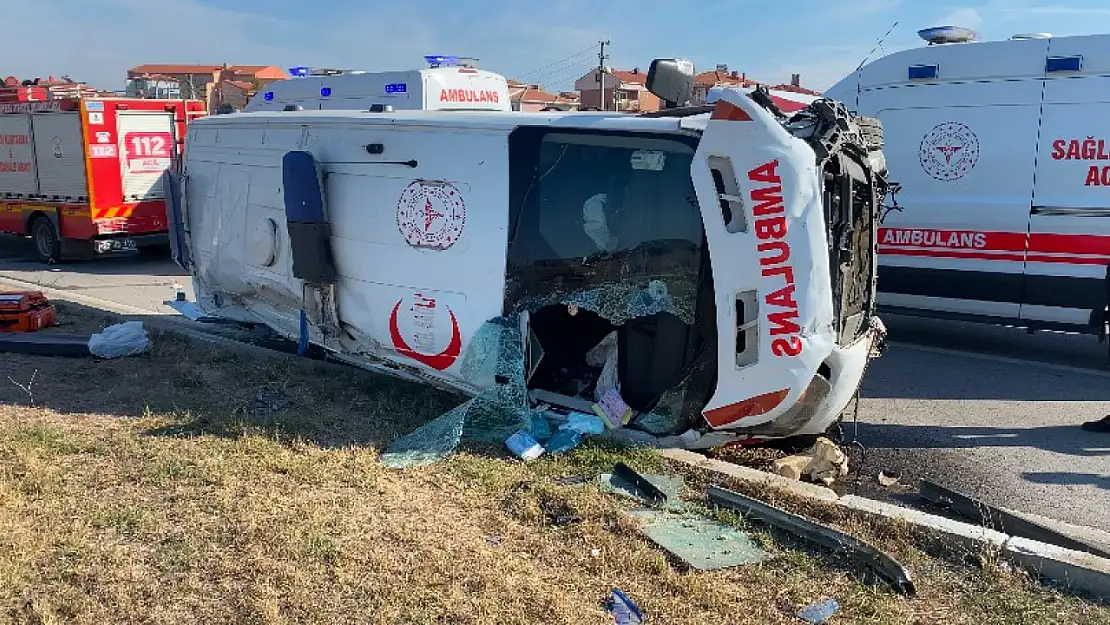 Ambulans kaza yaptı