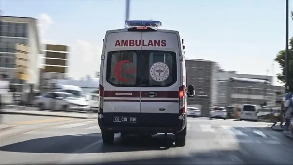 Ambulans şarampole devrildi, 4 sağlıkçı yaralandı