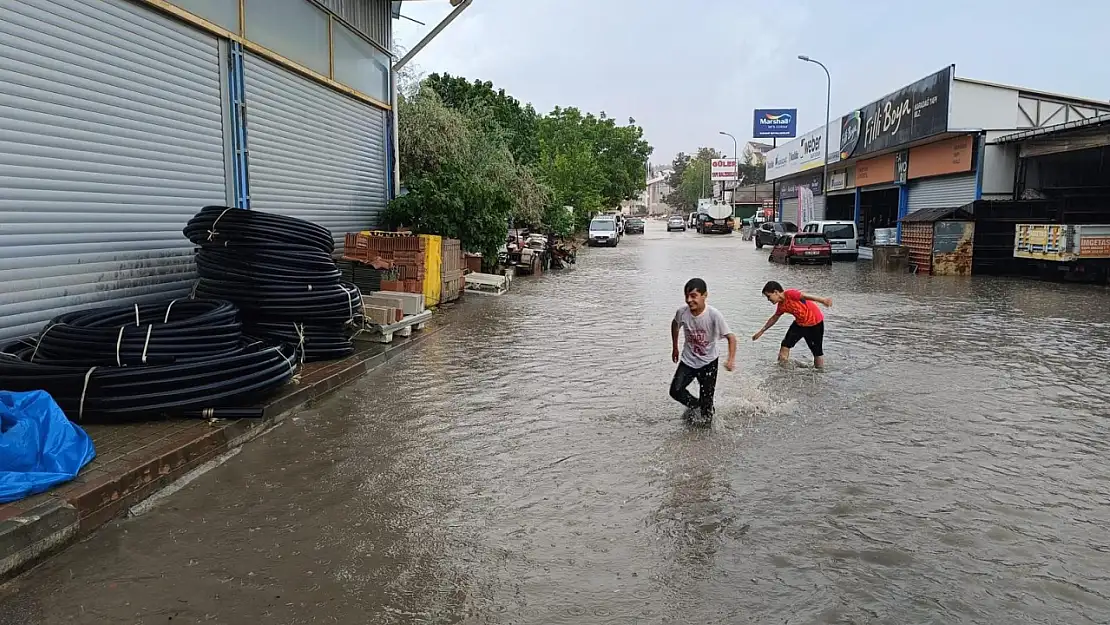 Aniden bastıran yağmur çocuklara yaradı!