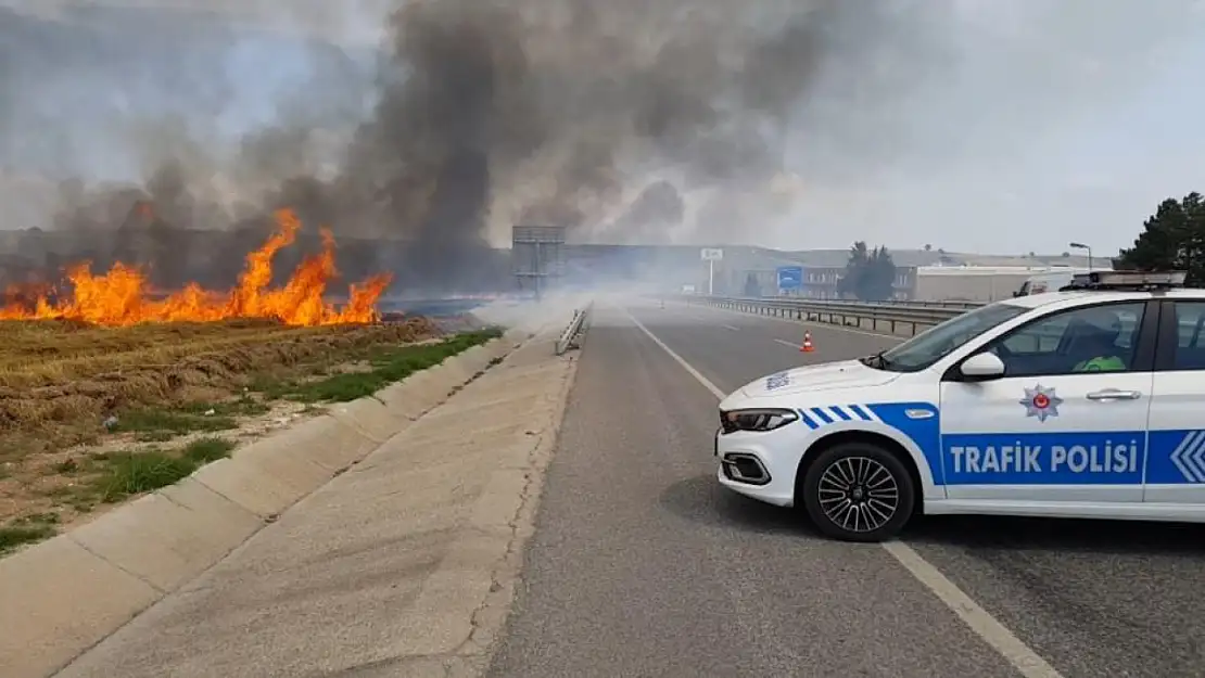  Anız yangını yolu trafiğe kapadı. Trafik kilitlendi