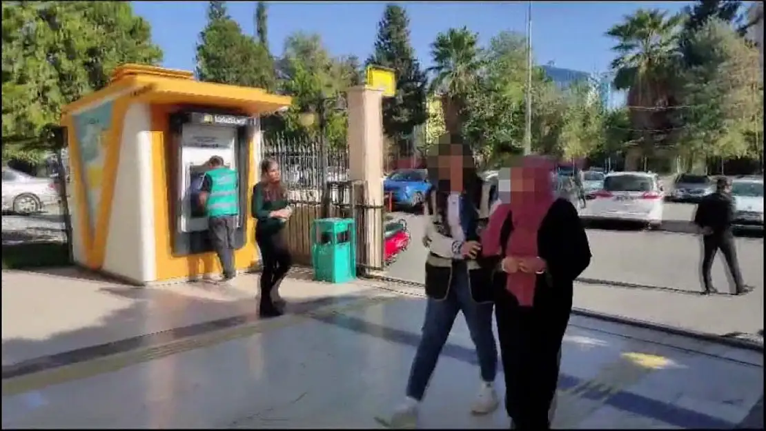 Annesi oğluna hırsızlık yaptırdı! Polis ikisini de yakaladı!..