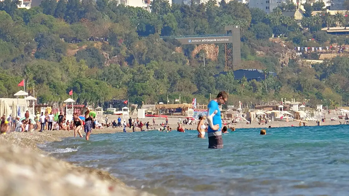 Antalya'da deniz suyu sıcaklığı, hava sıcaklığını yakaladı