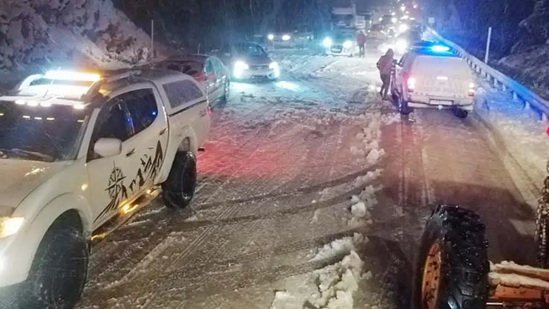 Antalya-Konya karayolu trafiğe kapatıldı, sürücüler tesislere yönlendirildi