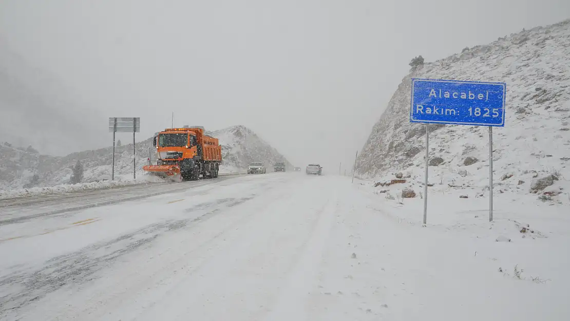 Antalya- Konya karayolunda kar yağışı durdu