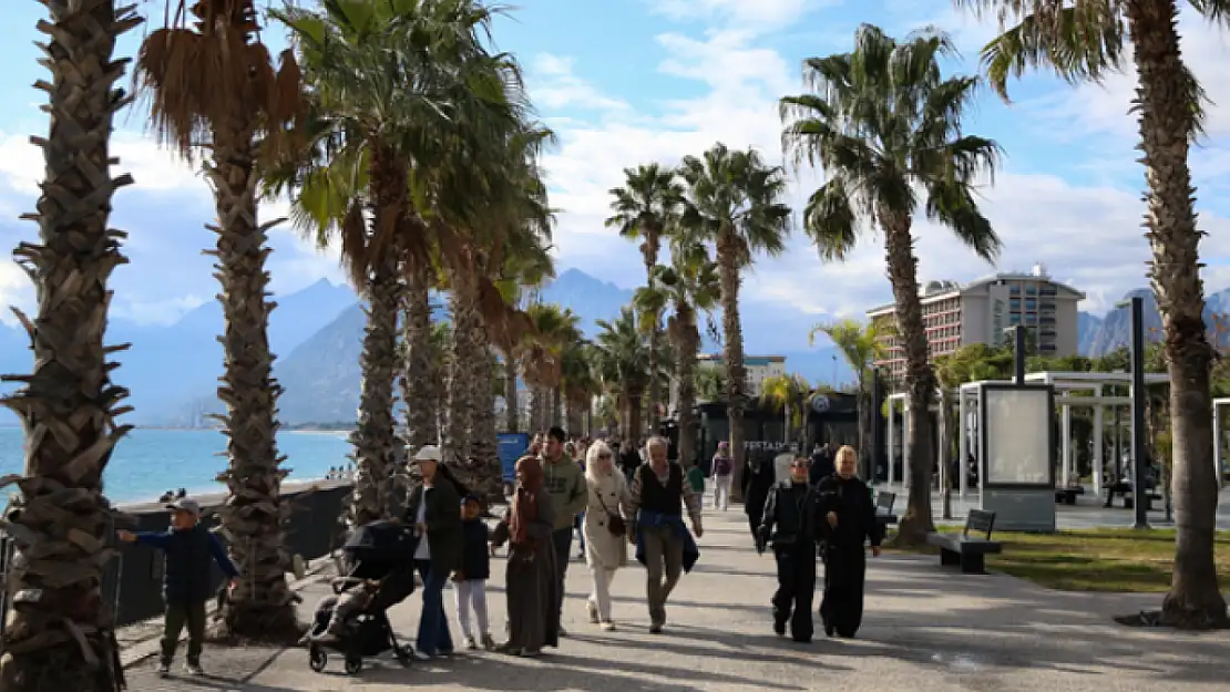 Antalya sahilleri doldu taştı!