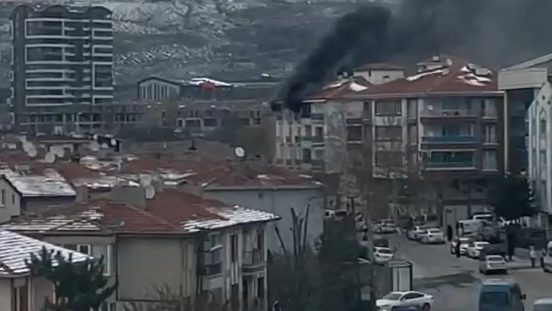 Apartmanda çıkan yangınına ekiplerin müdahalesi devam ediyor