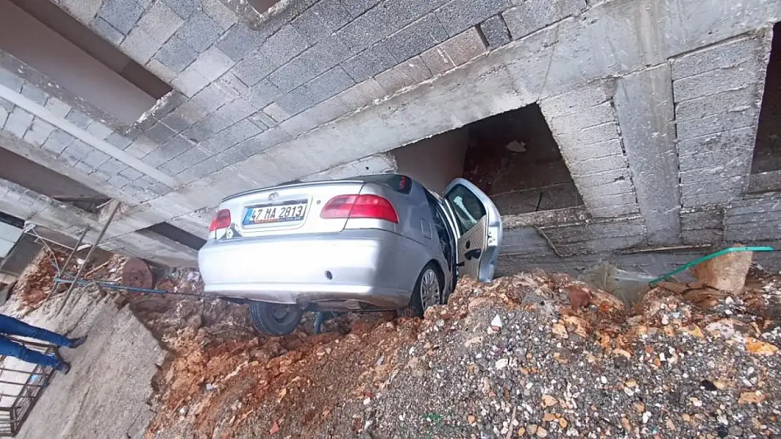 Aracın istinat duvarı arasındaki boşluğa düşen araçtan, sürücü yara almadan kurtuldu