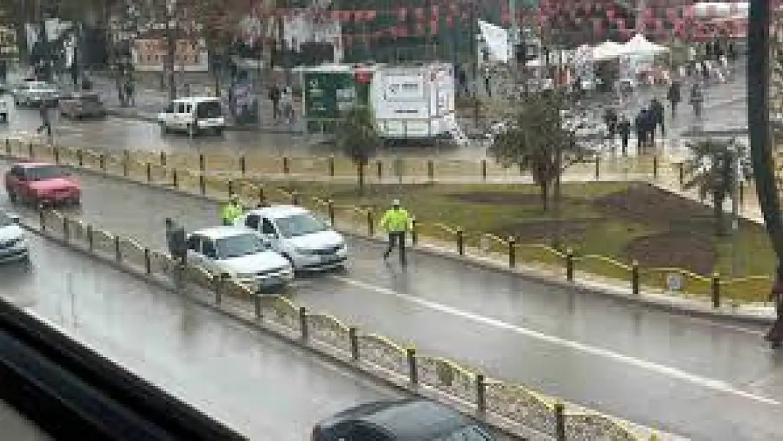 Aracıyla yolda kaldı, yardımına polis yetişti