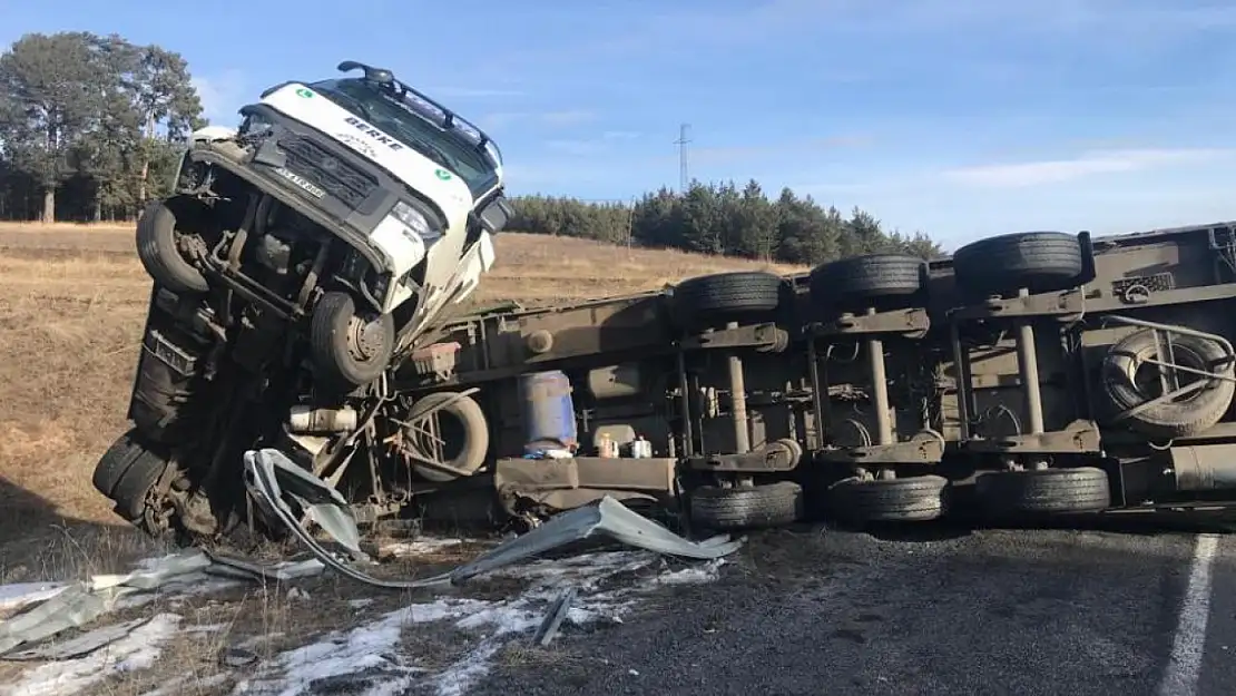 Ardahan'da kimyasal toz yüklü TIR devrildi: Yol ulaşıma kapatıldı