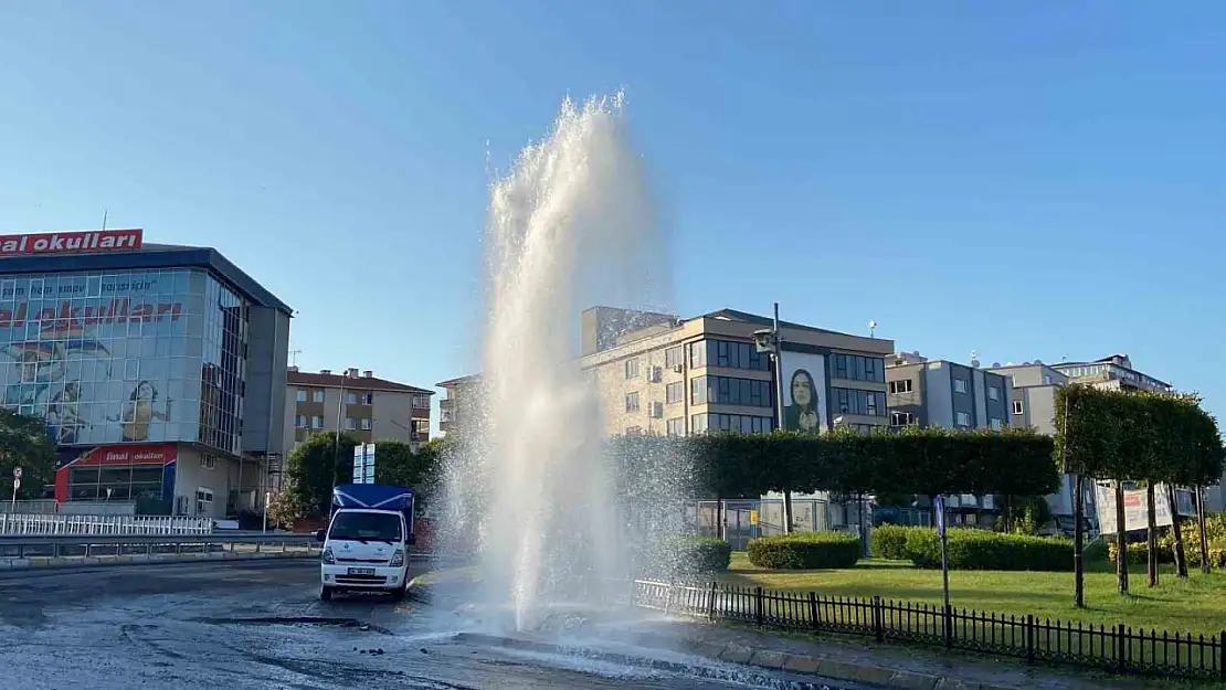 Asfalt yenilemesi esnasında su borusu patladı