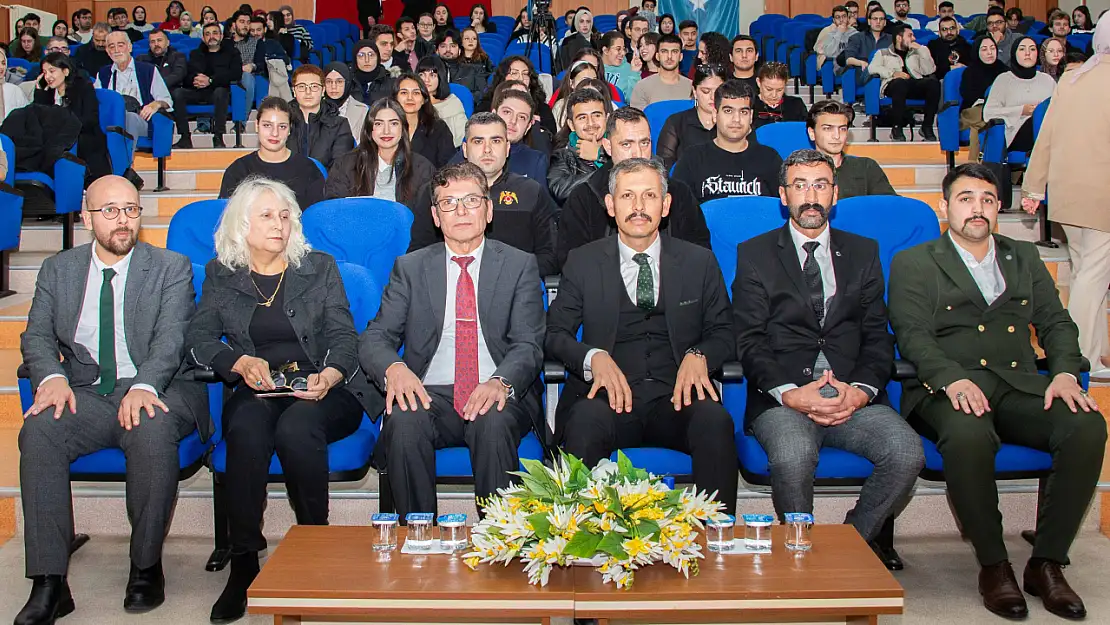 Ay, Kariyer Günleri'nde öğrencilerle tecrübelerini paylaştı