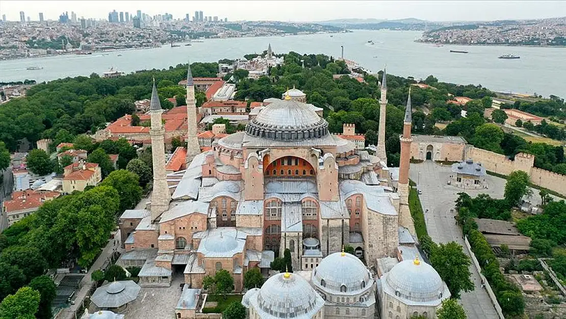 Ayasofya'da ibadete açılışının ikinci yıl dönümünde ziyaretçi yoğunluğu yaşanıyor