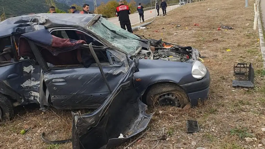 Aydınlatma direğine çarpan otomobildeki 3 kişi yaralandı