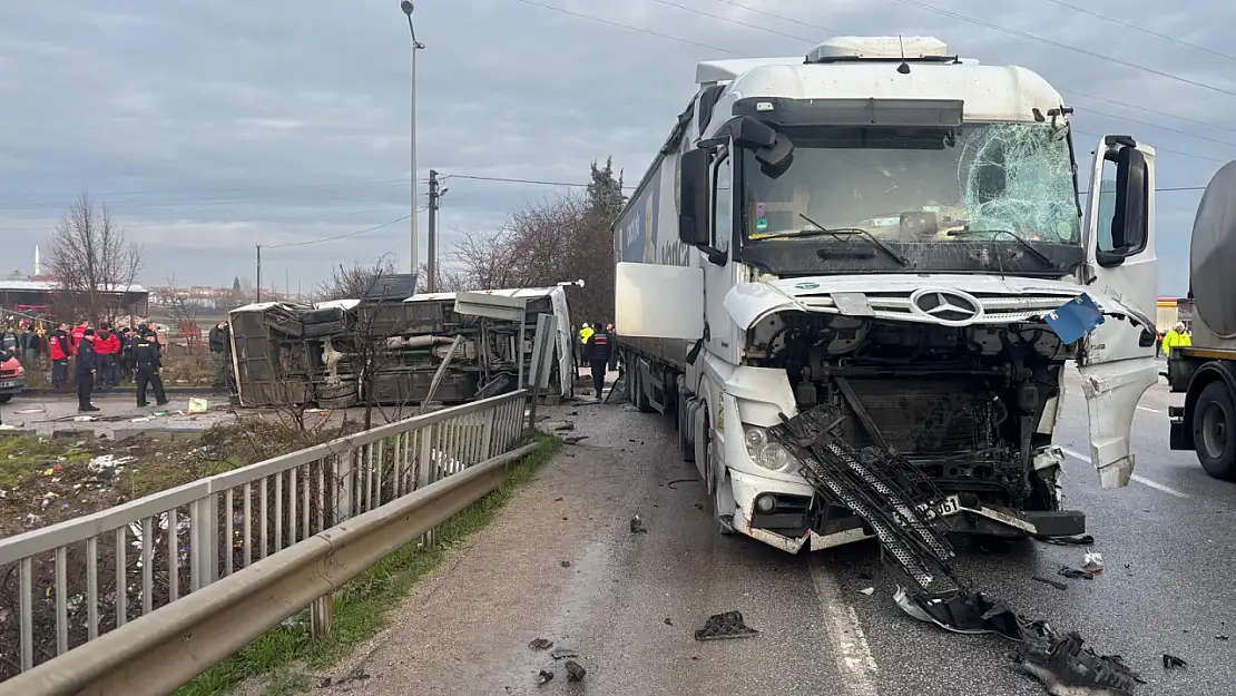 Balıkesir'de okul servisi ile tır çarpıştı: 8'i ağır 26 yaralı