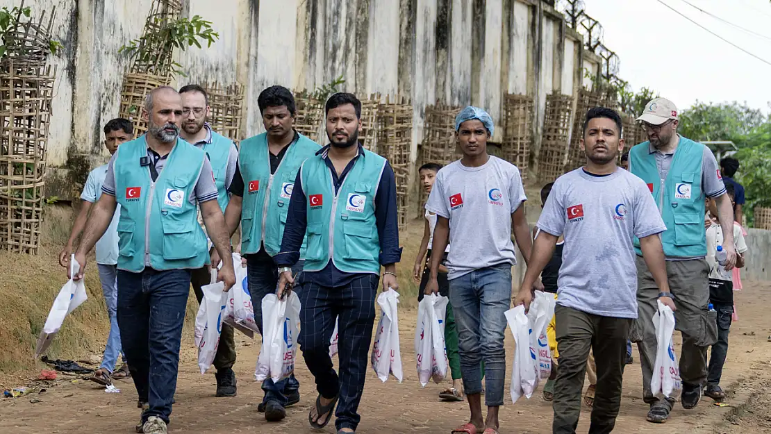 Bangladeş'teki Arakan mülteci kampında binlerce kişiye kurban eti dağıtıldı