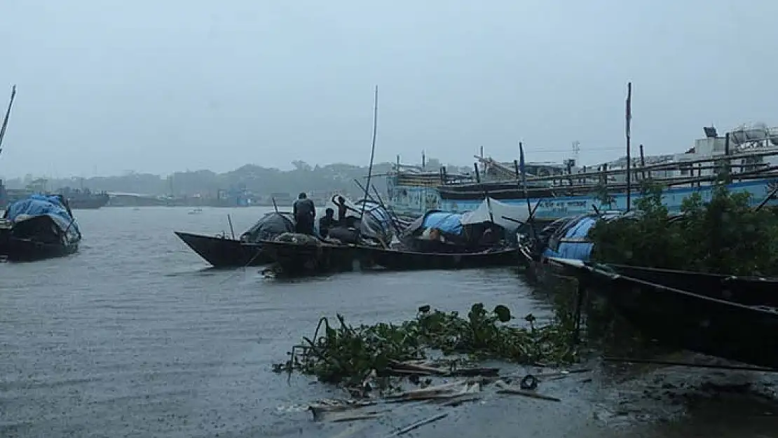 Bangladeş'te etkili olan tropikal fırtınada 13 kişi yaşamını yitirdi