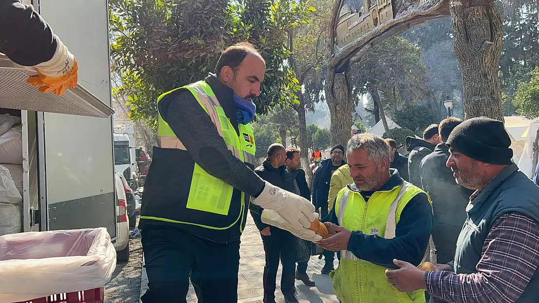 Başkan Altay Mobil Mutfak Tırı ve Ekmek Fırınında yemek dağıtımı yaptı