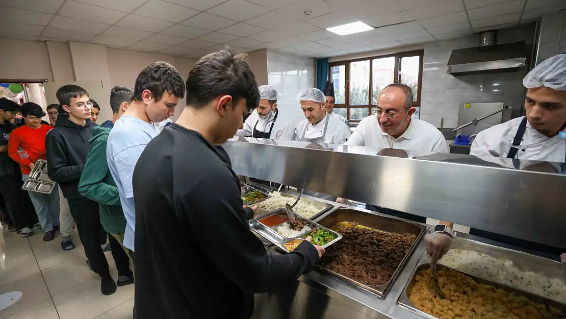 Başkan Kavuş, Meram Fen Lisesi'nin öğrencileriyle iftarda buluştu