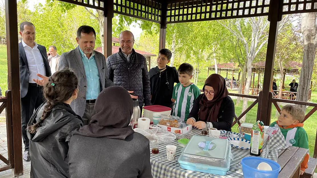 Başkan Pekyatırmacı Milletvekili Adayları İle Mesirealanlarında Vatandaşlarla Buluştu