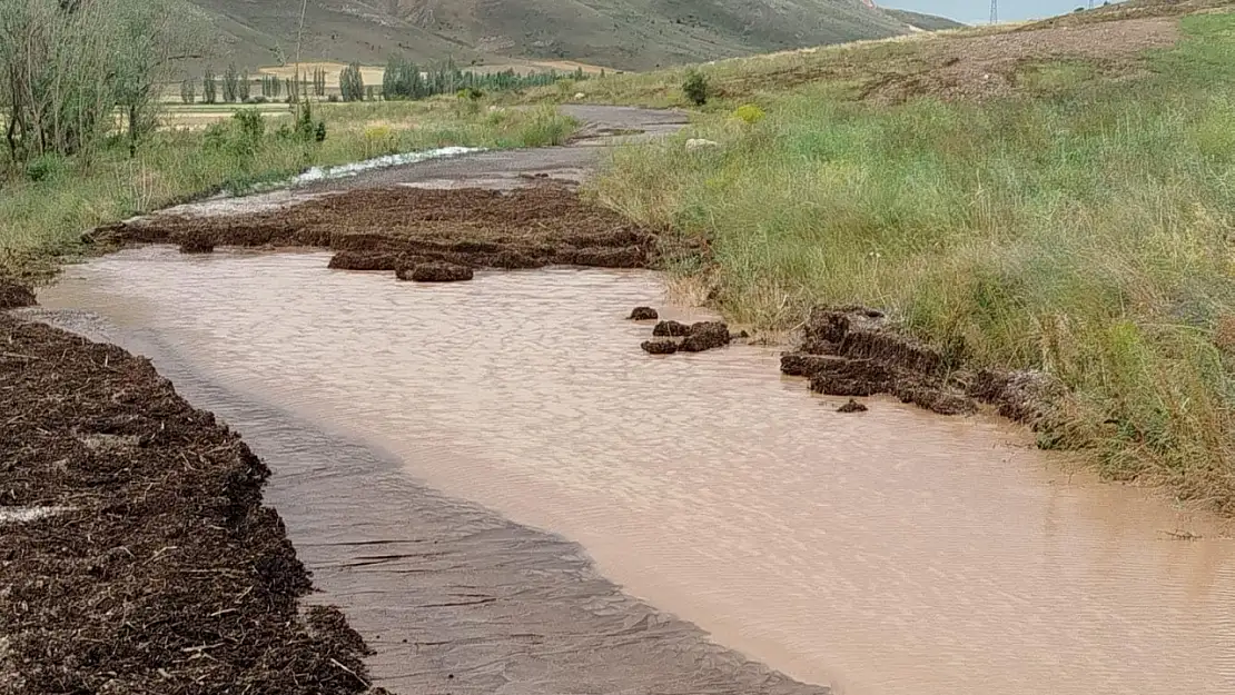 Bayburt'ta Dolu ve Sağanak Tarım Arazilerine Zarar Verdi