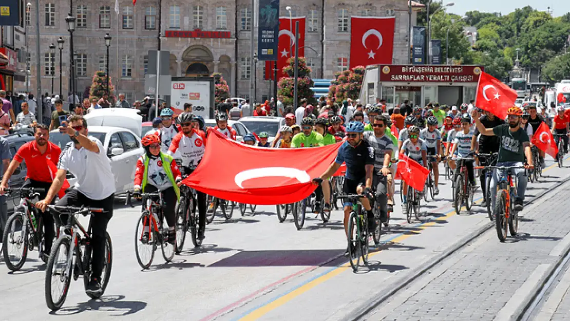 Bayraklı bisiklet turu düzenlendi