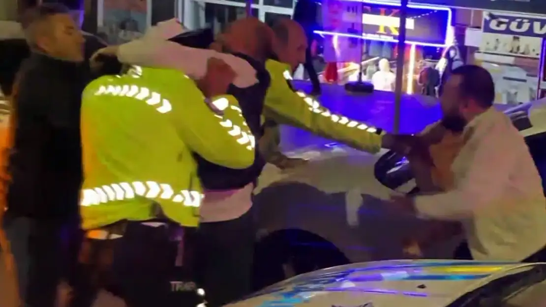 'Belediye Başkanını arıyorum' dedi, yakınlarıyla polise yumrukla saldırdı