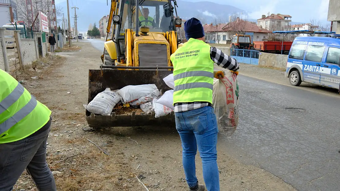 Belediye ekipleri sahada kül alımları başladı