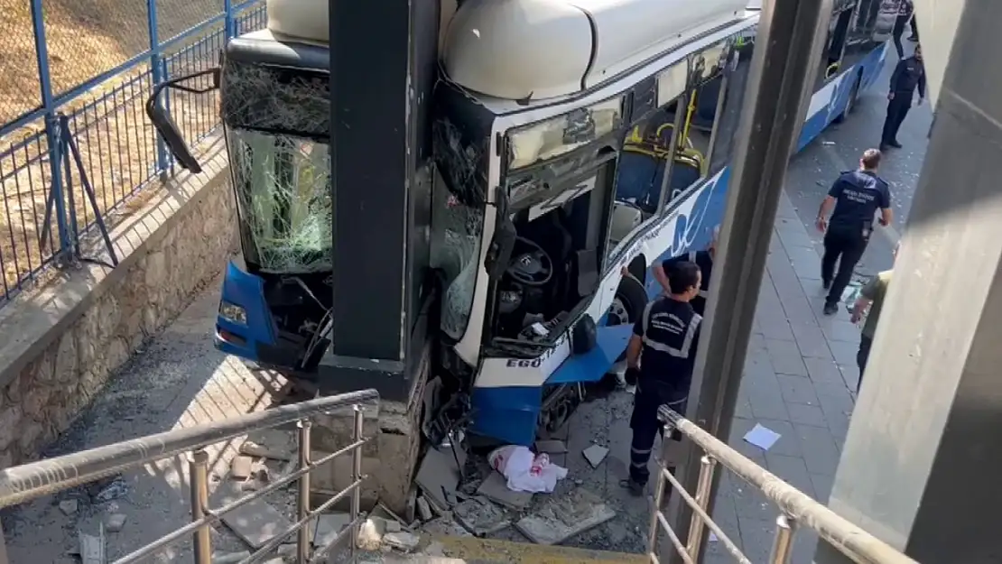 Belediye otobüsü kaza yaptı: 20 yaralı!