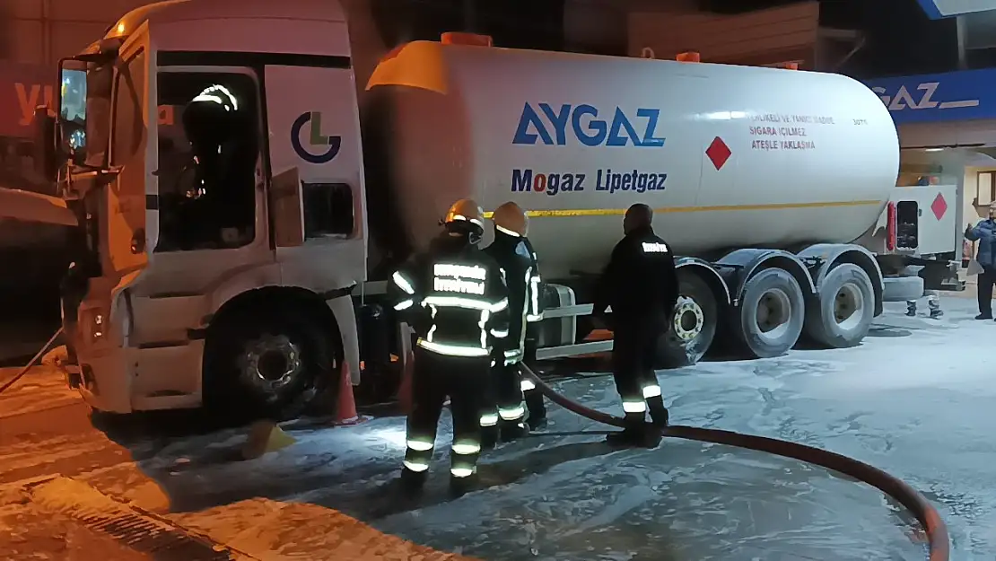 Benzin istasyonunda tanker alev aldı, faciadan dönüldü