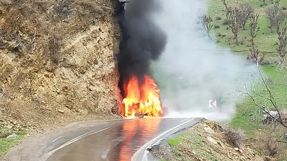 Beton mikseriyle çarpışan ambulans alevlere teslim oldu