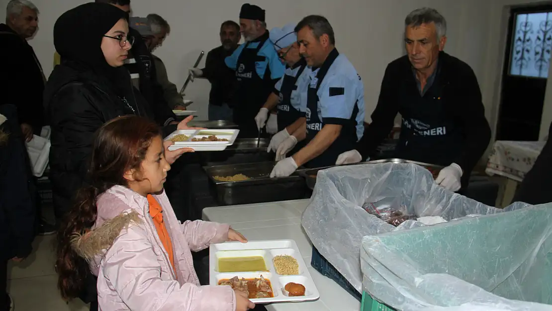 Beyşehir'de Göl Feneri Derneği Aşevi Ramazanda her gün bin kişiyi doyuruyor